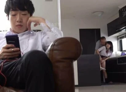 Ông bố địt cô bạn gái loli nhỏ nhắn dễ thương của cậu con trai